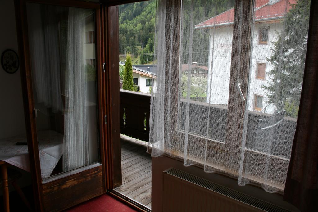 Haus Oberland Bed & Breakfast Sankt Anton am Arlberg Exterior photo